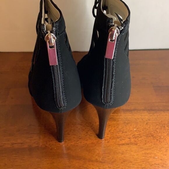 Size 9 peekaboo lace up sandal - Picture 3 of 5